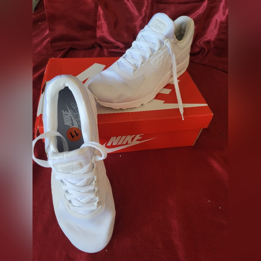 Nike Air max oketo AQ2235-002 Size 11 whiteNew